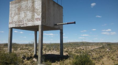 Restos del andén y playa de maniobras de la estación