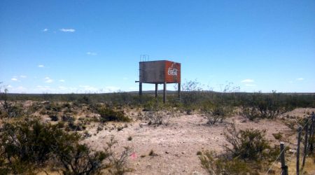 Los restos de la estación desde la ruta de ingreso al pueblo.